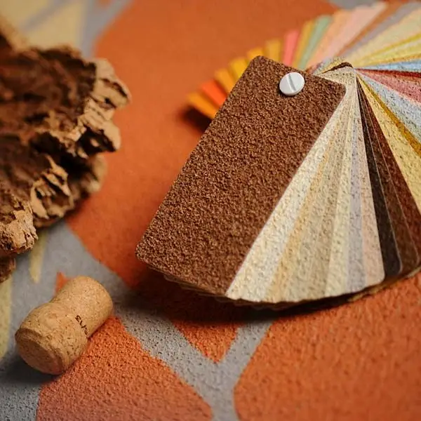 Kleurstalen van decoratieve kurkafwerking voor gevels en binnenmuren.