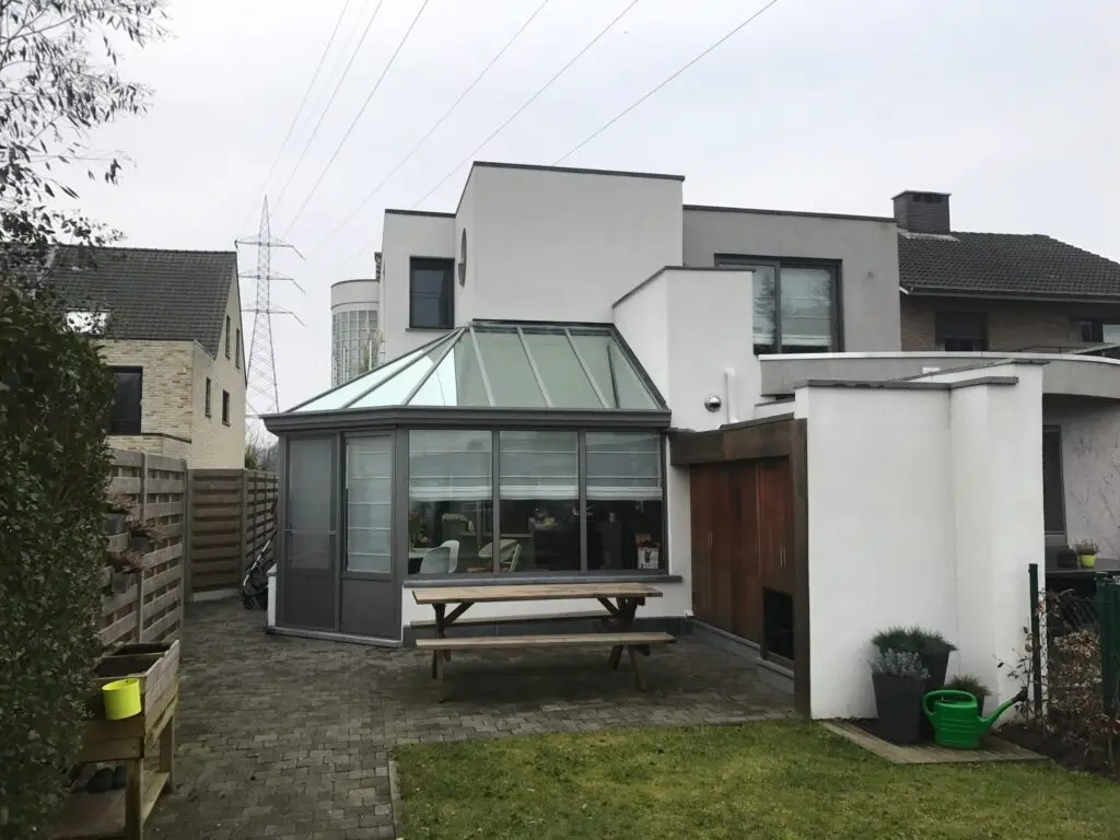 Herstelde crepigevel afgewerkt met spuitkurk voor een duurzame en egale gevel.