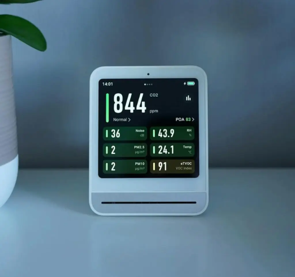 Digitale luchtkwaliteitsmeter die luchtvochtigheid, temperatuur en CO₂ meet voor een gezond binnenklimaat.