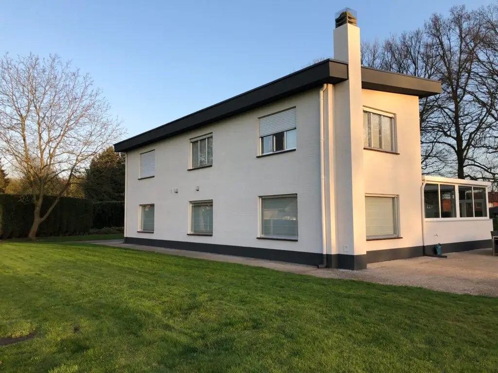 Vrijstaande woning met duurzame witte spuitkurk gevelafwerking uitgevoerd door De Geveldokter.
