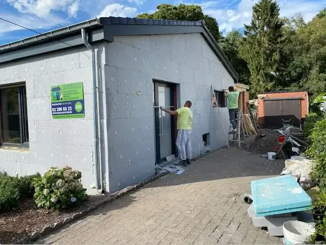 Plaatsing van buitenmuurisolatie door De Geveldokter voor een energiezuinige woning met betere isolatie en bescherming tegen vocht.